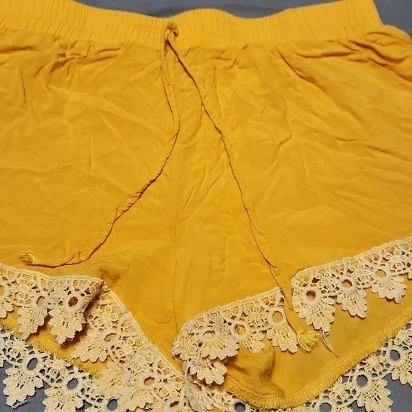 CUTE yellow/gold shorts sz. Small - Picture 2 of 2